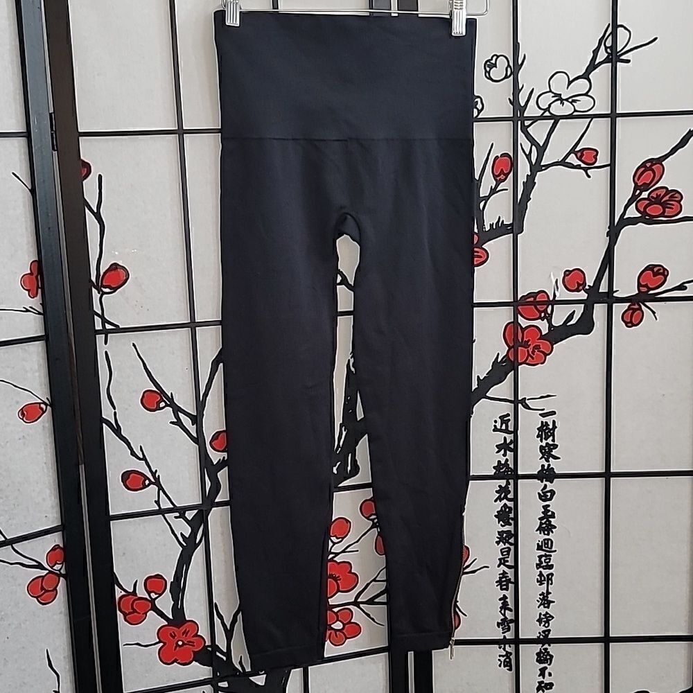 Spanx Look At Me Now Seamless Side Zip Leggings. - Picture 5 of 10